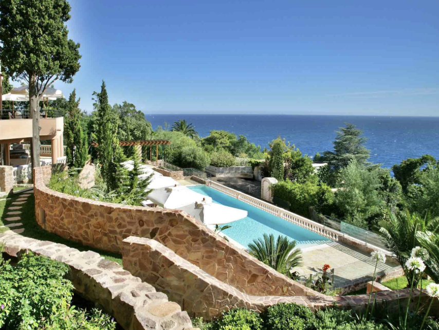 La Côte d'Azur, les hôtels trois étoiles se battent pour leur part du marché