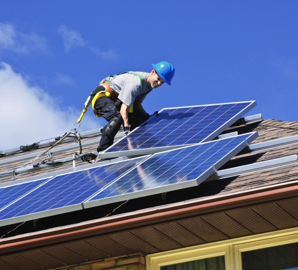 Une image d'un professionnel installant des panneaux solaires sur un toit.