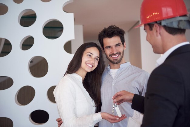 Image illustrant un couple planifiant des travaux de rénovation dans leur maison.