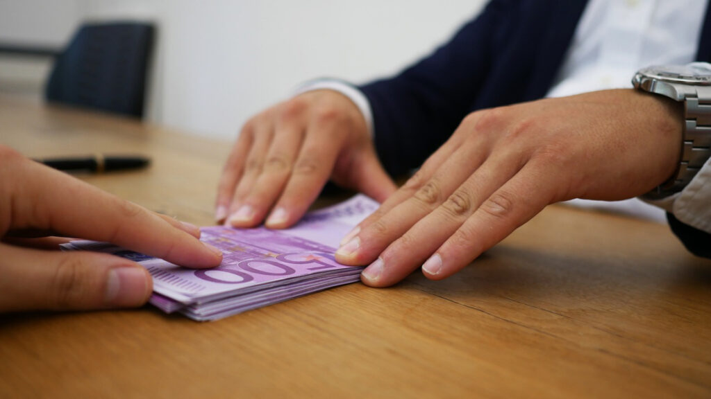 Une photo illustrant une transaction de prêt entre particuliers via une plateforme numérique.